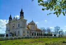 Показ фільму в парафії св. Анни у Полонному